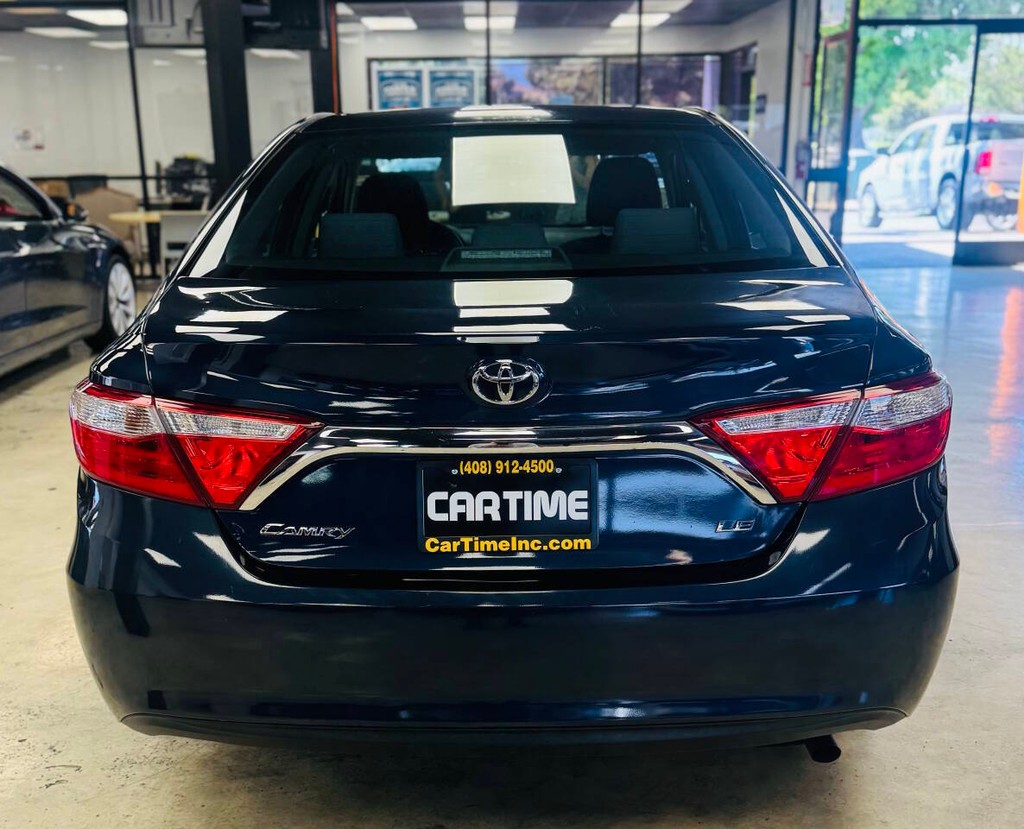 Toyota Camry Vehicle Full-screen Gallery Image 07