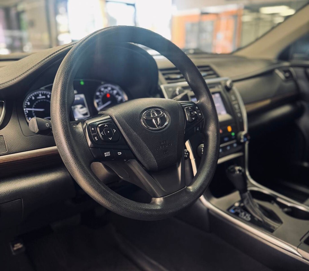 Toyota Camry Vehicle Full-screen Gallery Image 10