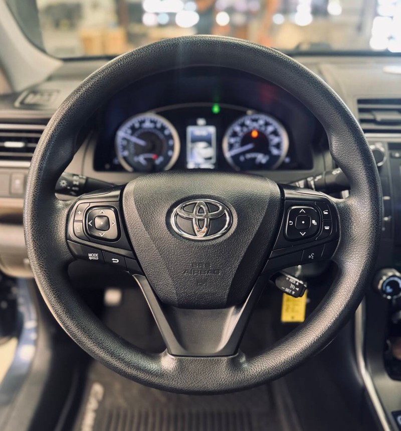 Toyota Camry Vehicle Full-screen Gallery Image 09