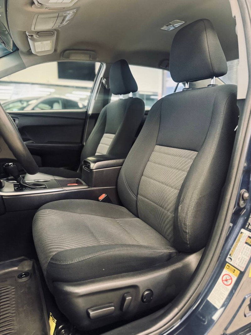 Toyota Camry Vehicle Full-screen Gallery Image 12