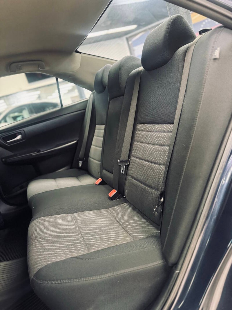 Toyota Camry Vehicle Full-screen Gallery Image 15