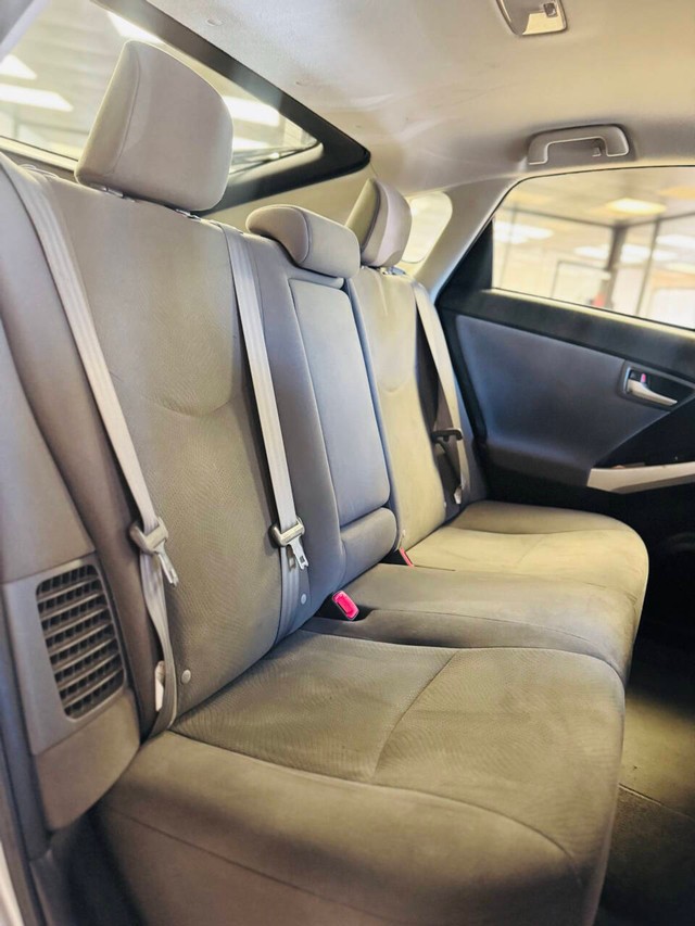 Toyota Prius Plug-In Vehicle Full-screen Gallery Image 10