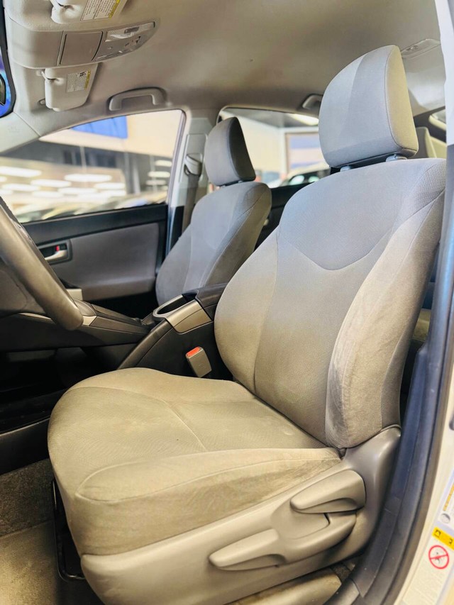 Toyota Prius Plug-In Vehicle Full-screen Gallery Image 12