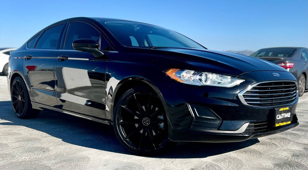 Ford Fusion Vehicle Full-screen Gallery Image 02