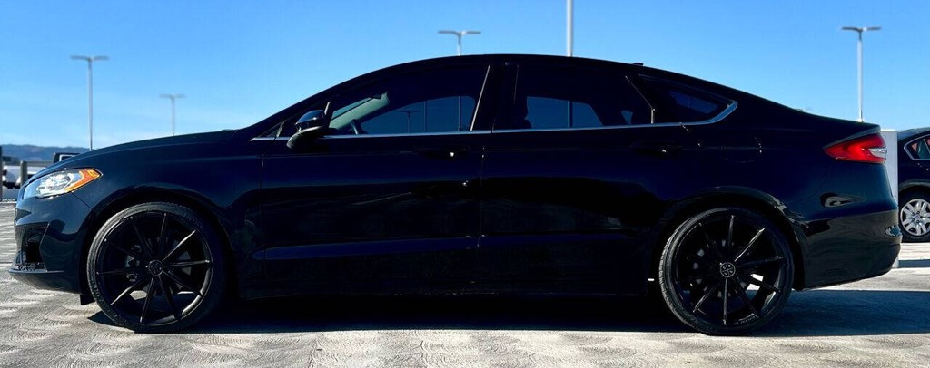 Ford Fusion Vehicle Full-screen Gallery Image 03