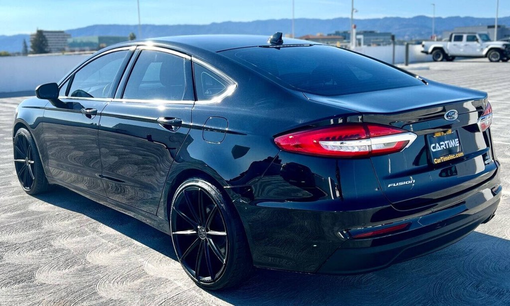 Ford Fusion Vehicle Full-screen Gallery Image 05