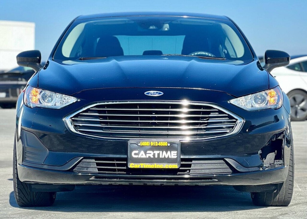 Ford Fusion Vehicle Full-screen Gallery Image 12