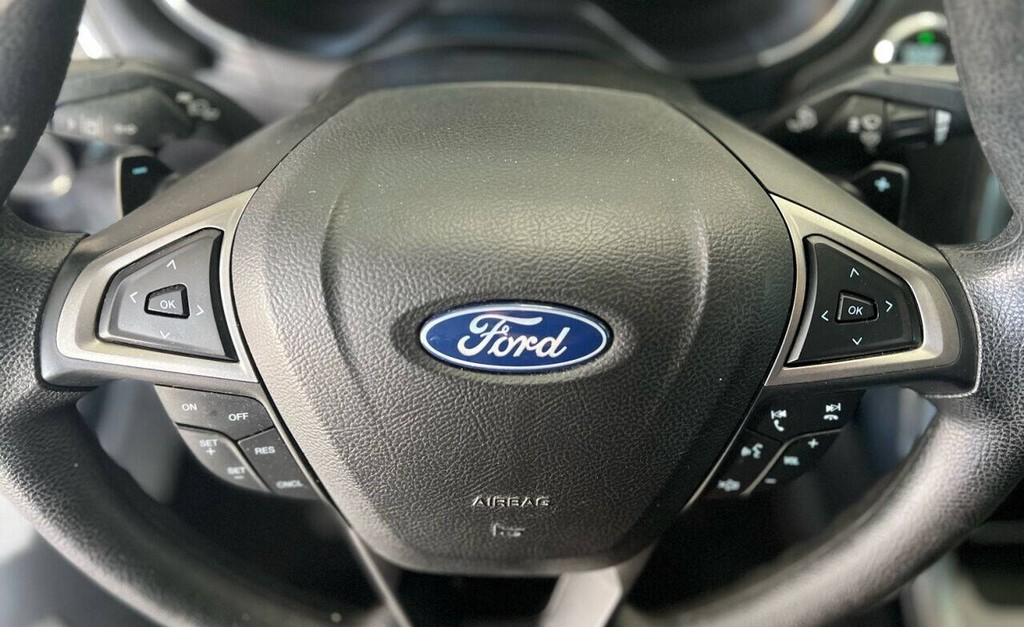 Ford Fusion Vehicle Full-screen Gallery Image 16