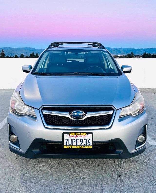 Subaru Crosstrek Vehicle Full-screen Gallery Image 02