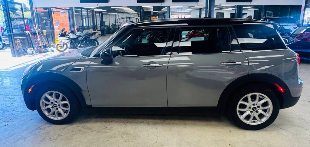 MINI Clubman Vehicle Full-screen Gallery Image 02