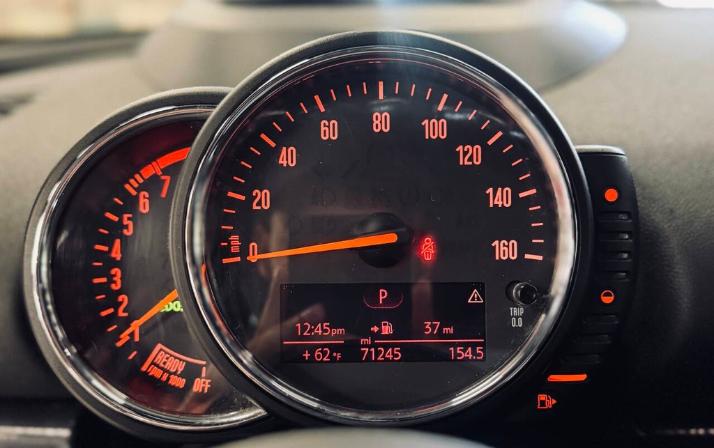 MINI Clubman Vehicle Full-screen Gallery Image 09