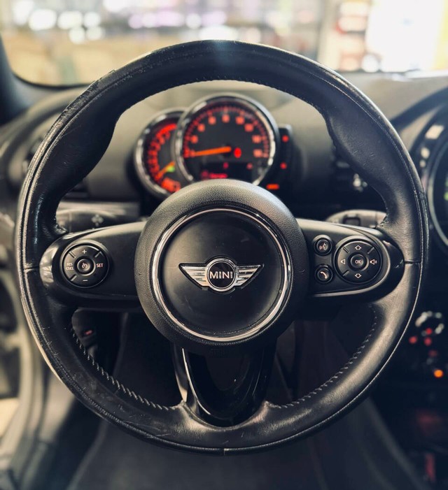 MINI Clubman Vehicle Full-screen Gallery Image 07