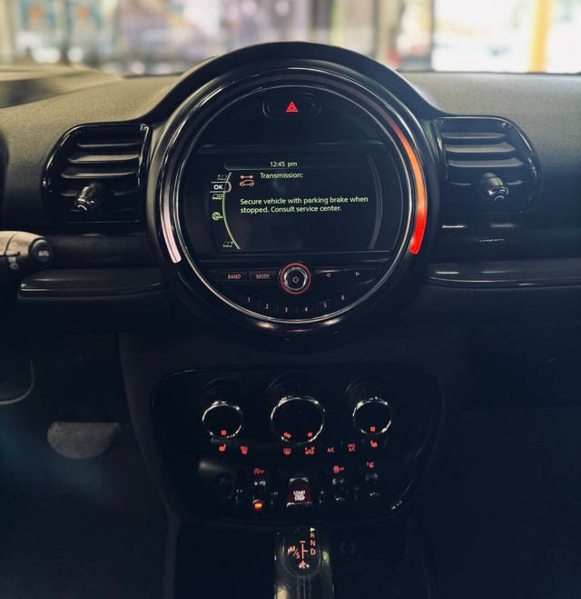 MINI Clubman Vehicle Full-screen Gallery Image 10