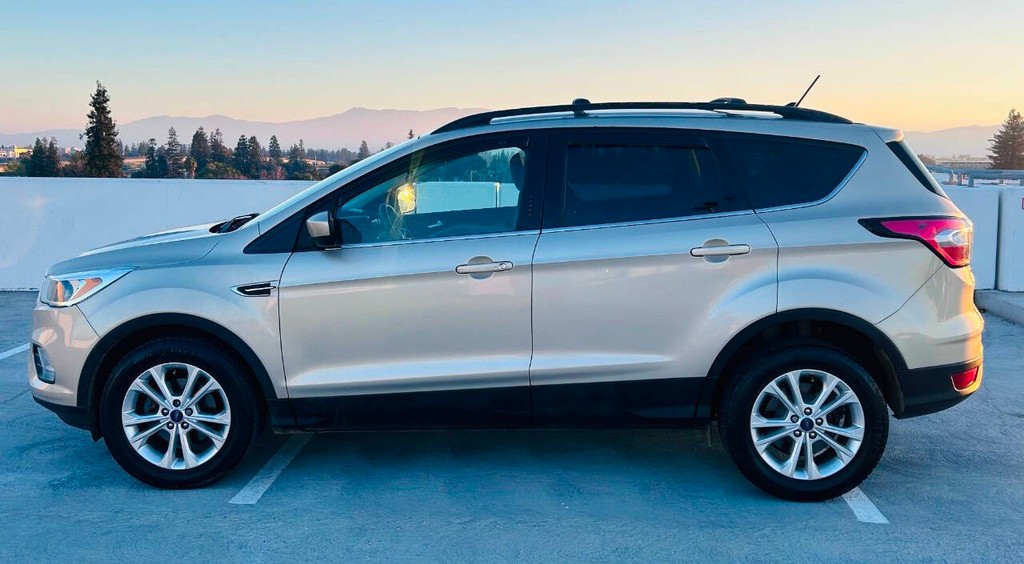 Ford Escape Vehicle Full-screen Gallery Image 02