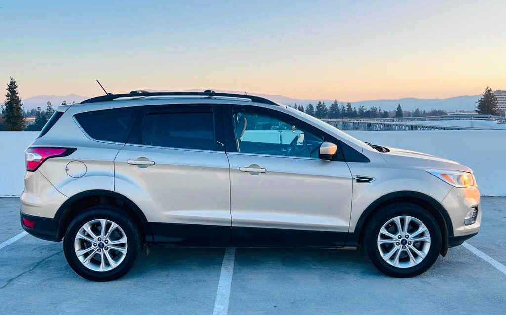 Ford Escape Vehicle Full-screen Gallery Image 06