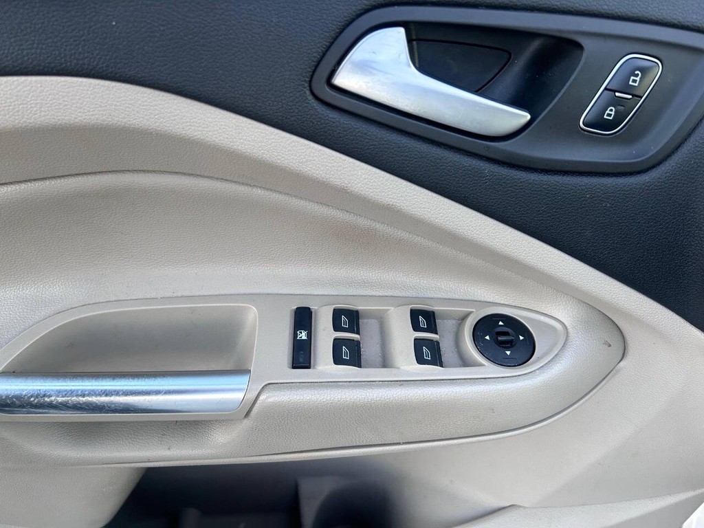 Ford Escape Vehicle Full-screen Gallery Image 10