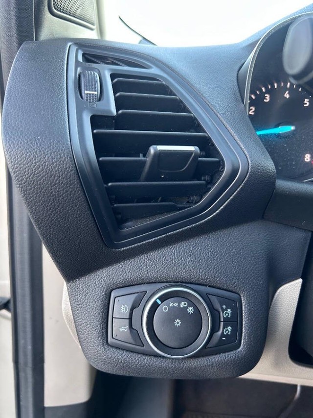 Ford Escape Vehicle Full-screen Gallery Image 11