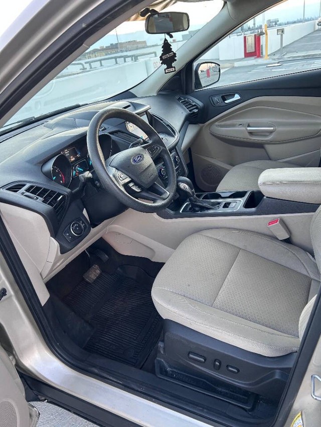 Ford Escape Vehicle Full-screen Gallery Image 13