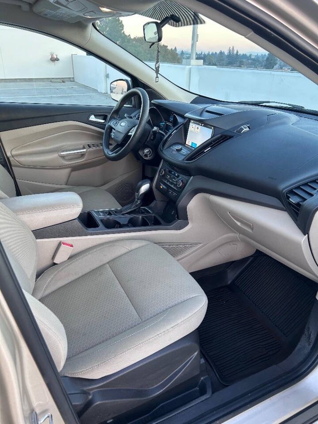 Ford Escape Vehicle Full-screen Gallery Image 15