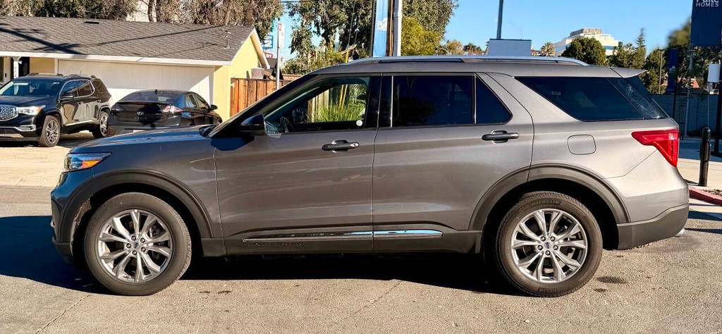 Ford Explorer Vehicle Full-screen Gallery Image 02