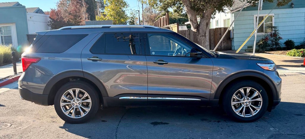 Ford Explorer Vehicle Full-screen Gallery Image 03