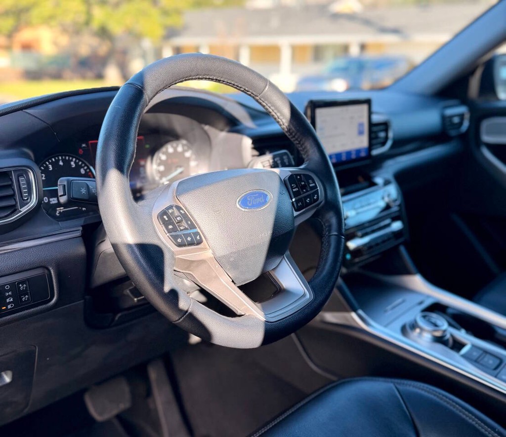 Ford Explorer Vehicle Full-screen Gallery Image 10