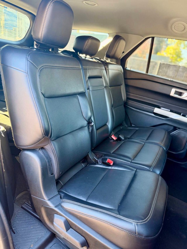 Ford Explorer Vehicle Full-screen Gallery Image 16