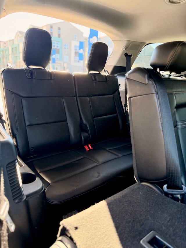 Ford Explorer Vehicle Full-screen Gallery Image 17