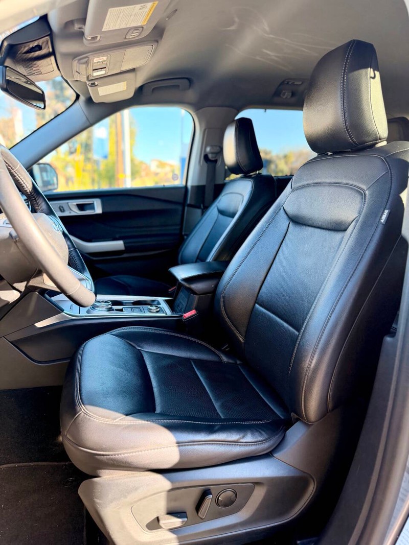 Ford Explorer Vehicle Full-screen Gallery Image 13