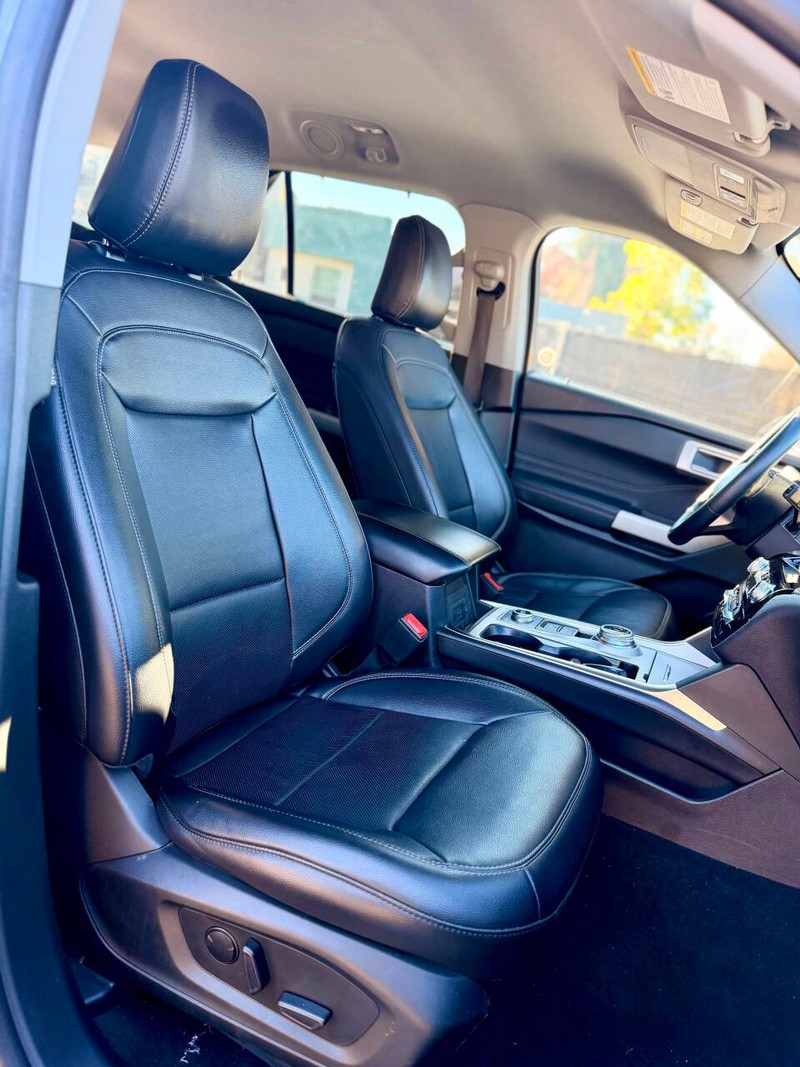 Ford Explorer Vehicle Full-screen Gallery Image 14