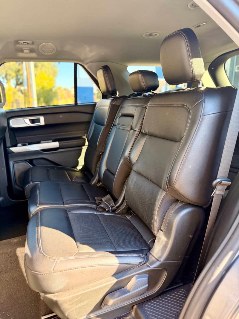 Ford Explorer Vehicle Full-screen Gallery Image 15