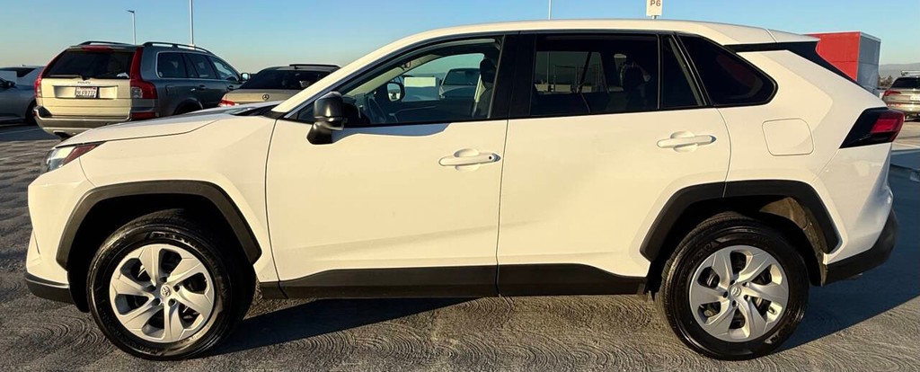 Toyota RAV4 Vehicle Full-screen Gallery Image 02