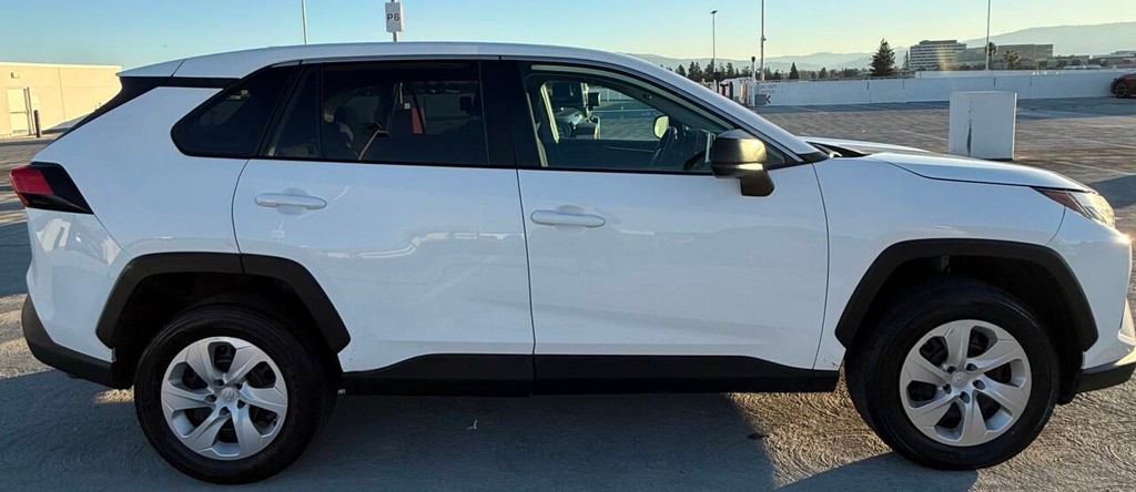 Toyota RAV4 Vehicle Full-screen Gallery Image 03