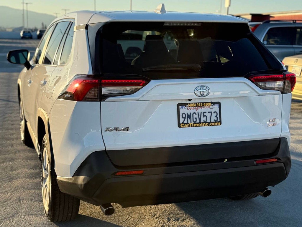 Toyota RAV4 Vehicle Full-screen Gallery Image 08