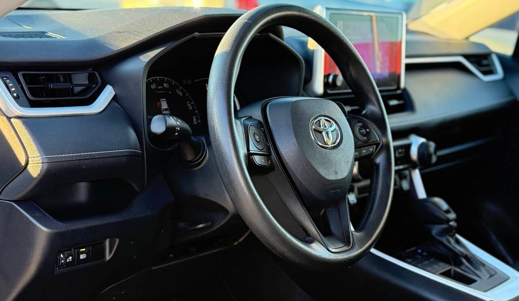 Toyota RAV4 Vehicle Full-screen Gallery Image 09