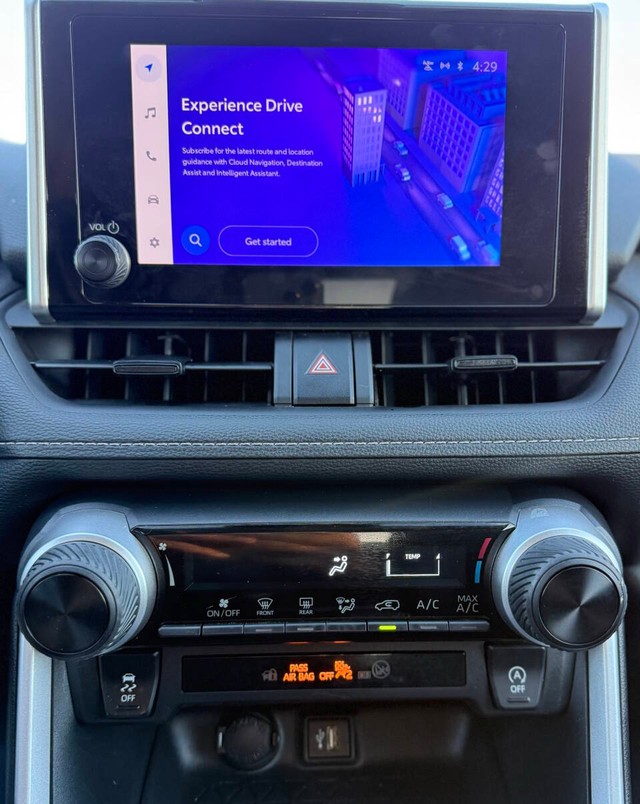 Toyota RAV4 Vehicle Full-screen Gallery Image 09