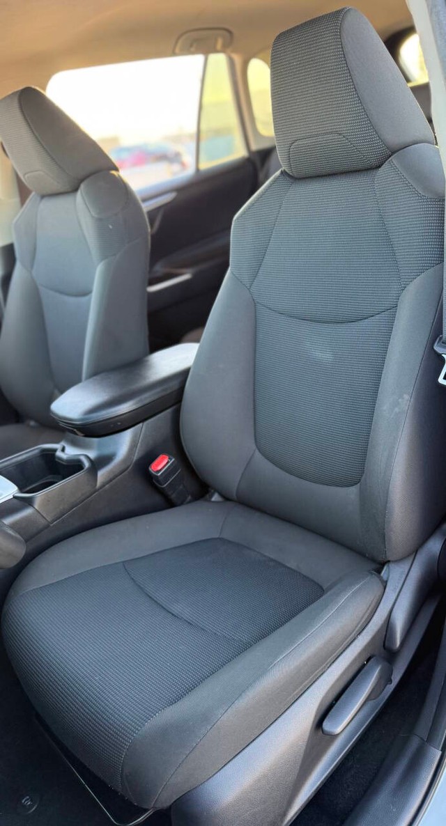 Toyota RAV4 Vehicle Full-screen Gallery Image 12