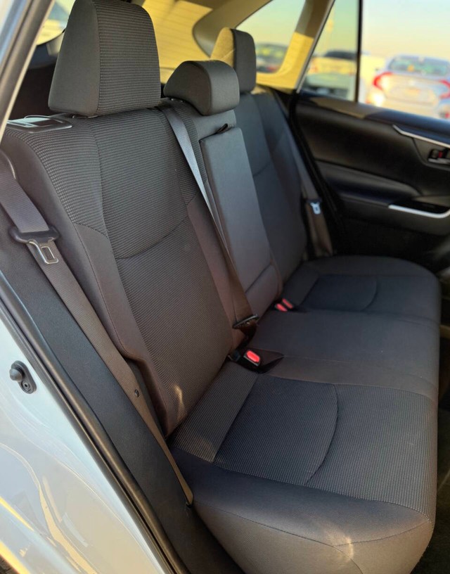 Toyota RAV4 Vehicle Full-screen Gallery Image 16