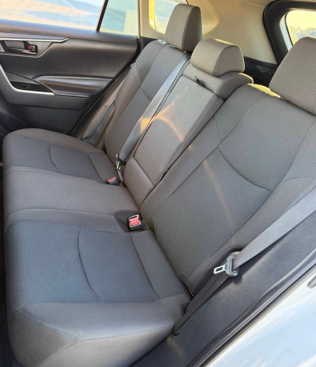 Toyota RAV4 Vehicle Full-screen Gallery Image 17