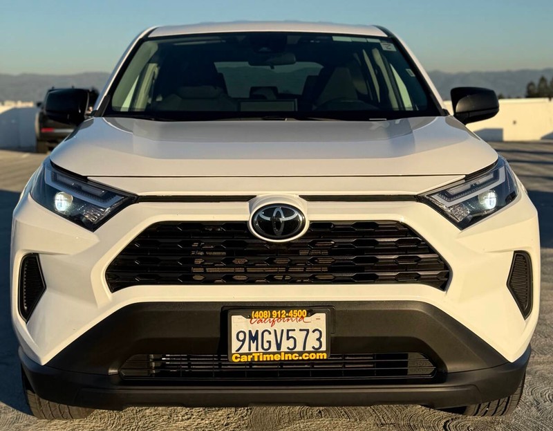 Toyota RAV4 Vehicle Full-screen Gallery Image 02