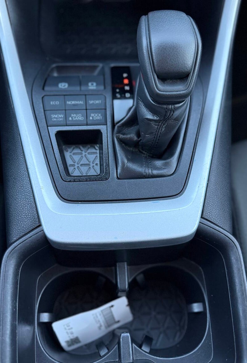 Toyota RAV4 Vehicle Full-screen Gallery Image 13