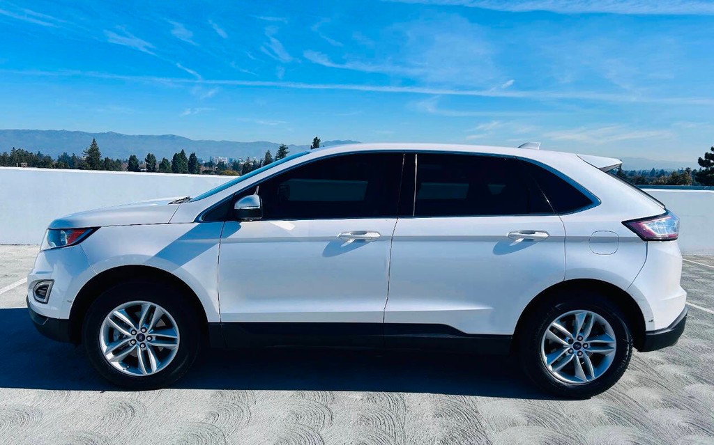 Ford Edge Vehicle Full-screen Gallery Image 02