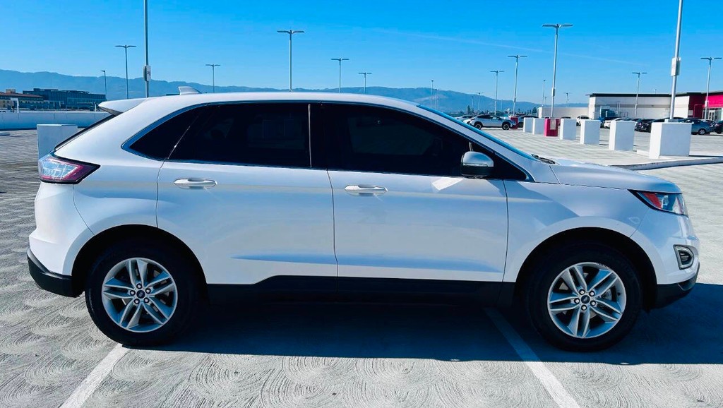 Ford Edge Vehicle Full-screen Gallery Image 08