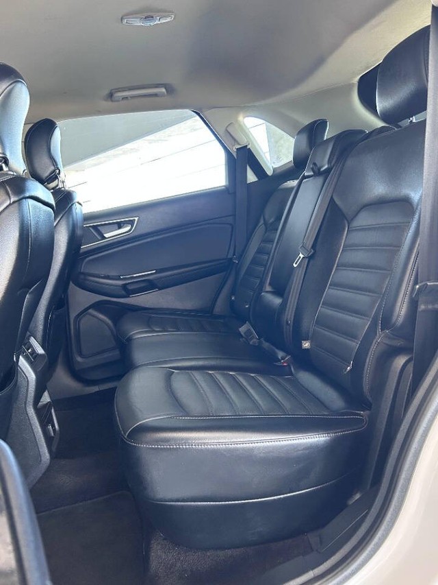 Ford Edge Vehicle Full-screen Gallery Image 11