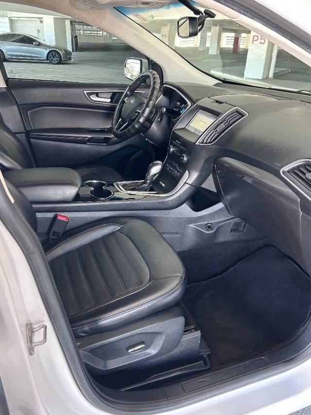 Ford Edge Vehicle Full-screen Gallery Image 13