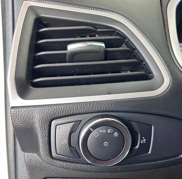 Ford Edge Vehicle Full-screen Gallery Image 15