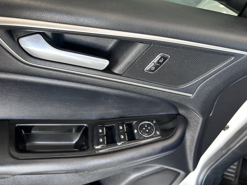 Ford Edge Vehicle Full-screen Gallery Image 16