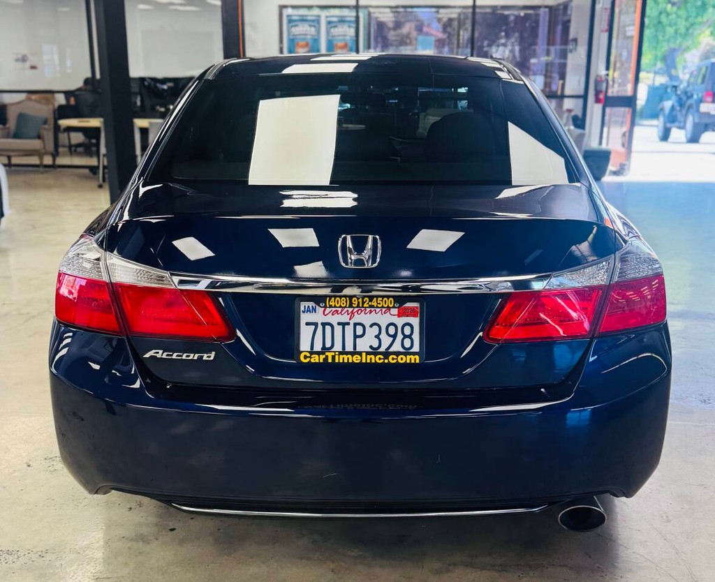 Honda Accord Sedan Vehicle Full-screen Gallery Image 05