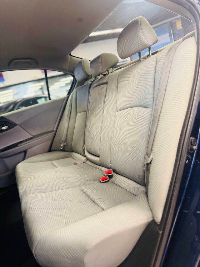 Honda Accord Sedan Vehicle Full-screen Gallery Image 13