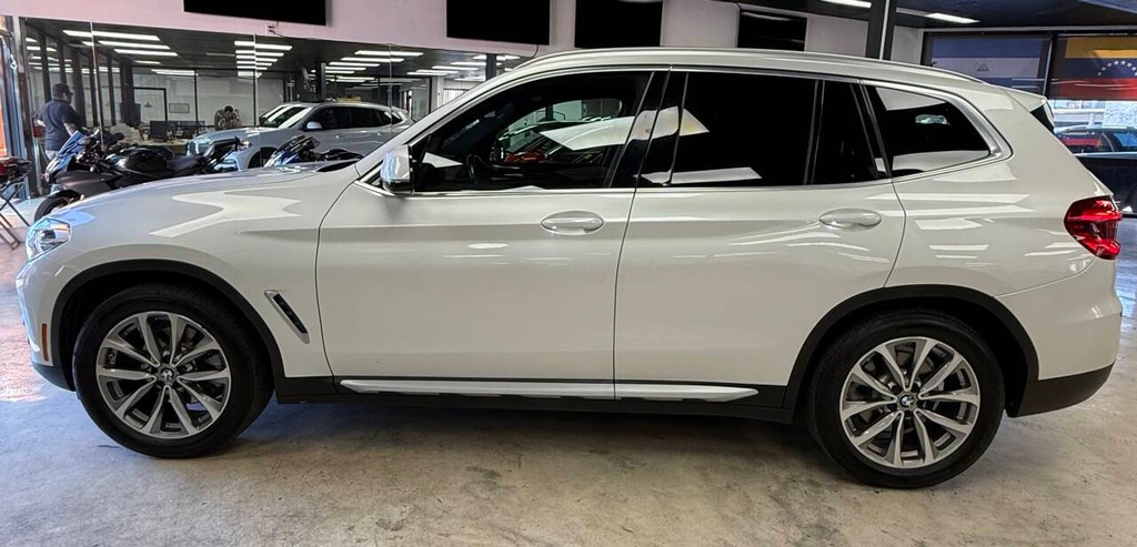 BMW X3 Vehicle Full-screen Gallery Image 02